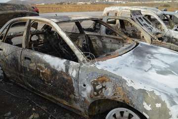 Cinco vehículos calcinados un incendio intencionado en un solar de El Ejido-Telde/TA.